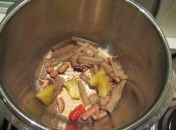 step3: 開鍋蓋,撈起蒜碎與辣椒,放入鳳梨果肉塊,開中火邊拌邊加熱煮至收乾即可.