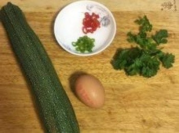 step1: 櫛瓜洗淨備用；辣椒去籽切圈狀；香菜洗淨瀝乾後只取葉子；