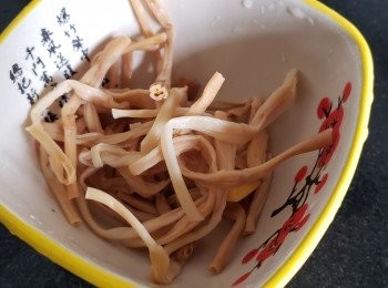 step1: 金針，將金針浸泡至軟身後，將頭部較硬的位置剪去，再榨乾水份，切成小段