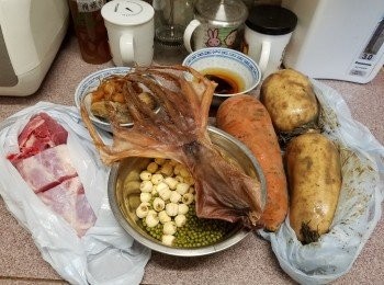 step1: 章魚早一晚先浸水，清洗乾淨後切塊，紅蘿蔔、蓮藕去皮切件，果皮浸軟去囊，西施骨汆水，其他材料洗淨。