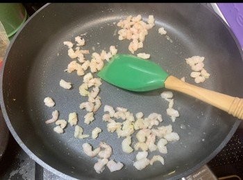 step1: 開中火，先炒香蝦仁。
