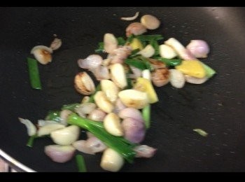 step4: 燒熱鑊落少許油，放入薑片、乾蔥頭、蒜片及蔥段爆香