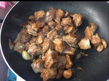 step7: ～倒入調味料：
柱候醬、南乳、腐乳、蠔油炒香
～倒入3碗水
～加入冬菇、馬蹄、枝竹、桂皮、草果、
    八角、2粒冰糖