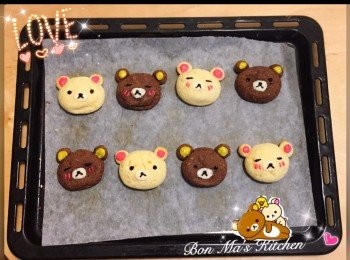 step2: <span class="group_3">朱古力麻薯波波</span>
~糯米粉、木薯粉過篩一次，加入朱古力粉、芝士粉,巴馬臣芝士碎備用
～加入雞蛋、牛油溶液拌勻，逐小加入牛奶搓成麵糰。分成22g一個小團，然後捏出鬆弛熊造型。