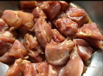step1: 先落生抽，糖醃雞肉