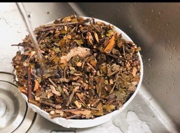 step1: 桑寄生沖洗一下，放入魚湯袋備用；雞蛋煮熟，去殼；