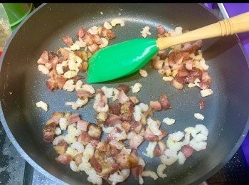 step2: 加入叉燒粒炒。