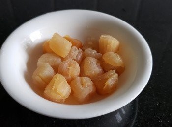 step7: 元貝，稍為沖洗浸軟，如有腸浸軟後撕掉