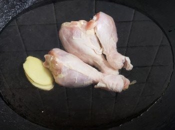 step6: 用 2 片薑，黃酒凍水放入出水，滾起後計滾 3 分鐘，迫出血水後取出