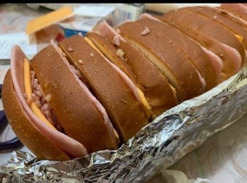 step3: 將煙肉先爆香，再放係麵包中間