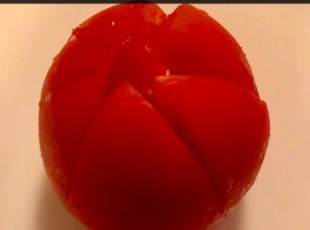 step5: 準備紅番茄一個，於番茄面上切6下，但不要切得太深到底，因為要來將醬汁放在中央。