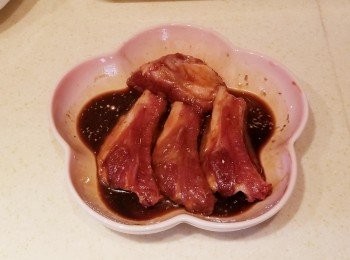 step1: 將一字洗淨，用廚紙吸水後，加入調味料，最少腌一小時。