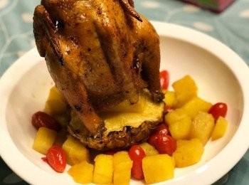 step5: 取出菠蘿燒雞直立放在器皿上， 加入用白酒炒香之菠蘿肉或其他喜歡的配菜作為伴碟，即成 ( 當把全雞由菠蘿芯起出的時候會有大量菠蘿雞汁流出， 把汁流在碟中讓菠蘿肉吸收大量的雞汁，更加美味 )