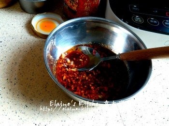 step8: 期間將蒜蓉 , 大囍慶正宗潮州辣椒油及<span class="group_3">調味汁料</span>放入碗內拌勻