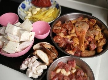 step1: 鴨洗淨，用老抽，紹興酒及麻油醃半小時。