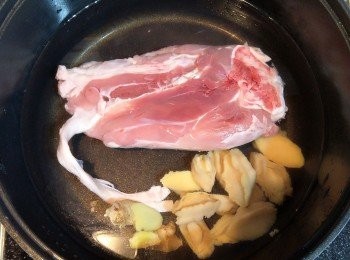 step3: 豬腱放入清水與薑片一起煲，以小火煲至雜質血水出完後撈出，沖乾淨後備用