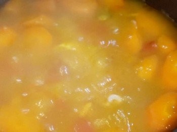 step3: 把所有材料放進煲內加入熱水， 中大火煲15分鐘後， 轉中小火煲2小時45分鐘，即成