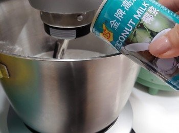 step2: 糯米粉及澄麵過篩加入椰漿攪至順滑無粉粒