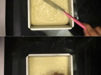 step11: 焗爐預熱150度
消化餅底拿出，將cream cheese糊倒入，輕輕震走大泡，也可以牙簽挑走表面大泡