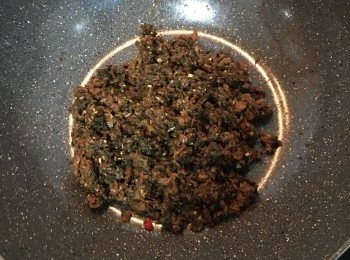 step9: 放入梅干炒勻，放入調味料略炒；