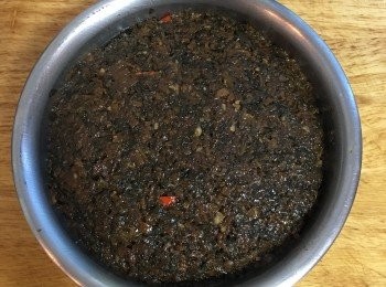 step13: 填入梅干菜，並輕輕壓緊後包上保鮮膜；