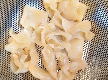step6: 花膠切/剪成小件放入湯中, 以小火煲三十分鐘後關火即成