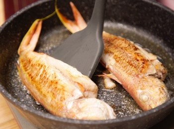 step5: 魚身兩邊也挺身及少少焦後，灑上薑絲，蔥花，加蓋焗30秒即可上碟。