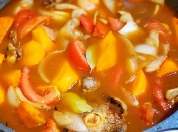 step8: 最後加入水蓋過所有材料， 水滾後轉中慢火煮1小時30分即成 ( 烹調期間請定時反動材料，避免黐底。 另外留意在炆煮時水份過份蒸發，可酌量加入水繼續烹調 )