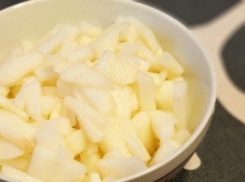 step3: 莎莉去皮切粒， 加入蘋果醋及柚子醬拌勻備用