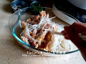 step13: 手撕雞肉及銀芽放入器皿內拌勻 , 食時淋上汁料 , 灑上蔥粒及黑白芝麻