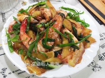 step3: 先爆香薑片，薑片爆到微微燶邊，加入蔥段略炒，再落調味料炒勻，將蝦回鑊炒混即完成。