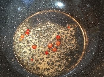 step8: 炒鍋燒熱，放入蒜末和辣椒炒香；