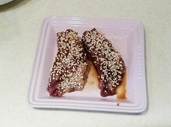 step2: 將腌好之一字骨均勻灑上芝麻。