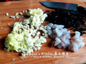 step2: 期間將韭黃切粒 , 急凍蝦仁切粒 , 木耳絲切碎