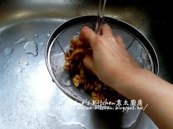 step1: 核桃肉用水沖一沖洗乾淨 , 瀝乾水份再抹乾