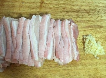 step2: 五花肉切片，蒜頭切末；