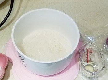 step2: 用飯煲煮好後，加糖及食油拌好。