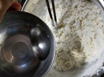 step3: 再倒入食用凍開水20g拌勻,再用手將麵粉搓至光滑
