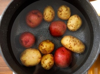 step1: 首先準備一鍋水將馬鈴薯下鍋煮熟。
