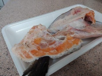 step4: 在肉面灑上適量的黑椒及海鹽； 醃30分鐘