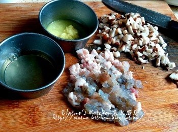 step1: 冬菇沖洗乾淨切細粒 , 鮮蝦去頭去殼 , 連同肥豬肉剁碎 , 薑去皮蘑成薑汁蓉 , 雞蛋只用蛋白