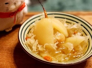 step9: 加入雪耳及杞子為在雪梨旁， 再加入糖水，即成