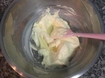 step2: 略將馬斯卡彭打散後加入鮮奶油輕輕拌勻，再加入糖霜和檸檬汁拌勻即可試甜度做調整，接著放入冷藏備用。