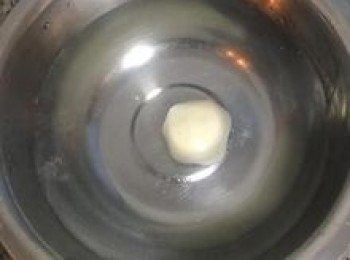 step16: 起油鍋，小火加溫；
同時取兩個碗，一個裝水，一個裝芝麻；
將糯米球放入水中沾濕；