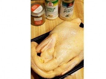 step1: 先把蒜粉、蒜鹽、墨西哥辣椒粉混合變成調味粉， 把雞洗乾淨抹乾， 用調味粉塗勻全雞 (包括雞之內籠)， 放入雪櫃醃製一晚