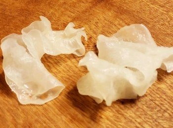 step1: 把雪耳浸軟， 去掉中心偏橙色的部分 (因為這個部分會產生酸味)