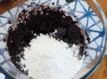 step2: 篩入麵粉、鹽和泡打粉，輕力拌勻 （＊不要過份攪拌）