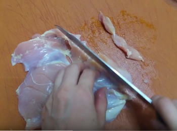 step1: 雞肉去皮切成小塊， 用3/4茶匙鹽醃半小時, 金不換剪成段