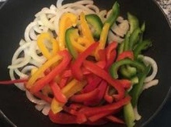 step3: 接著放入甜椒絲；