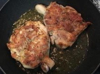 step8: 待另一面也香酥後再次翻面把皮在回煎一下；